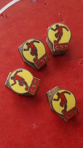 Lot insignes de - insignes, football
