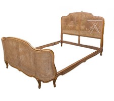 Lit style Louis XV en bois massif avec son cannage du 20ème siècle