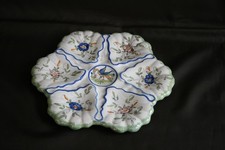 Assiette à coquillages en faïence de Moustiers -