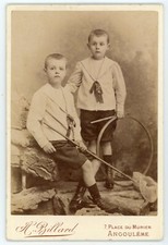 PHOTO CABINET Angoulème Billard, des garçons au crâne rasé TOY jouet studio