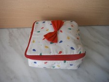  TROUSSE DE TOILETTE TISSU  Y ROCHER +  PETIT SAVON + CHAMPOING