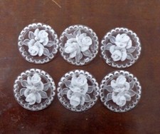 Lot 6 Boutons anciens en lucite - Décor rose sculptée - Mercerie vintage