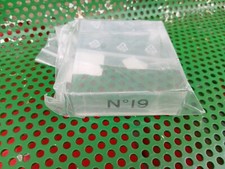 NEUF PRESENTOIR SUPPORT DE PARFUM EN PLEXIGLAS ORIGINAL CHANEL N°19