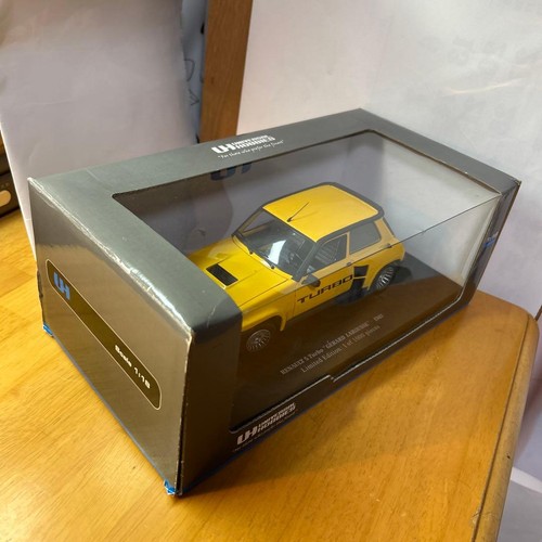 Universal hobbies renault - 1/18,