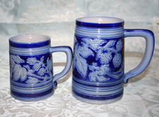 2 chopes en grès d'Alsace bleu cobalt, signées Krumeich Remmy 11 et 13 cm