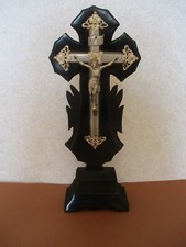CRUCIFIX EN METAL SUR SOCLE en