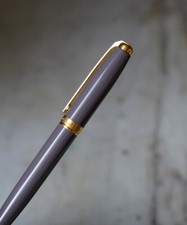 BEAU STYLO BILLE S.T. DUPONT FIDELIO EN LAQUE BRUNE - ATTRIBUTS PLAQUE OR 18 K