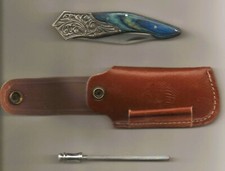 Couteau pliant en bois bleu gris et métal gravé  + étui cuir+ aiguiseur