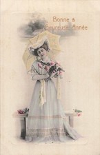 CP BONNE ANNEE FEMME CHAPEAU OMBRELLE ROSES FLEURS BANC - 96089