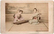 Japon.Japan.Photo Albuminée aquarellée 9x13cm.Geishas Jouant Koto et Shamisen.