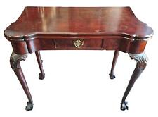 ANCIENNE TABLE À JEUX PLIANTE. BOIS SCULPTÉ. ANGLETERRE (?). 19E-20E SIÈCLE