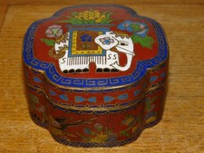 Belle Bonbonniere en Emaux Cloisonnés à Décor d'Eléphant Blanc