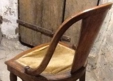 A RESTAURER. Chaise ancienne de style empire en bois blond de merisier.