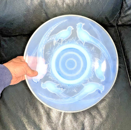 Grand plat opalescent signé