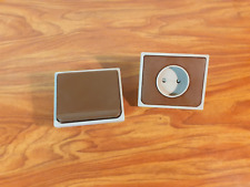 Lot ARNOULD 1001  1 interrupteur poussoir / 1  prise  coloris brun / gris