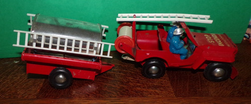 Ancienne jeep pompiers - pompiers, avec