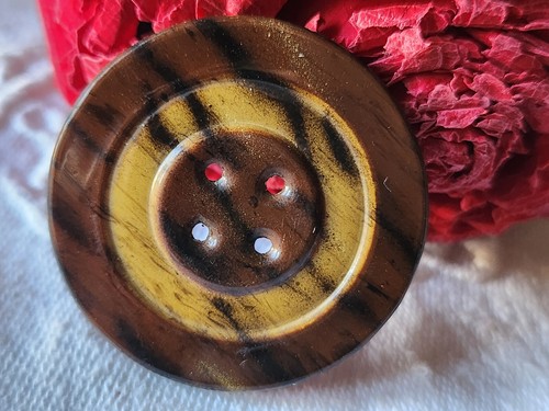 Gros bouton ancien - , en