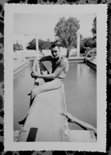 C60 Ancienne Photo Vintage Snapshot homme maillot main bain plongeoir piscine