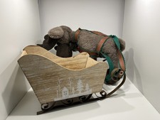 Traîneau en bois Melinera avec renne en peluche 62 x 20 cm. État voir photos