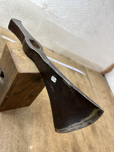 Hache forgée outil ancien - hache,