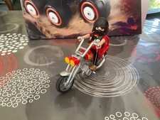 PLAYMOBIL MOTO BIKER SUR BASE REF 5113 + PILOTE BIKER TYPIQUE  
