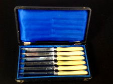 6 anciens couteaux à dessert