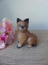 Figurine chat mignon marron et