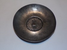 Coupelle en étain du dauphin " oeuvre au marteau " 11,8 cm diamètre