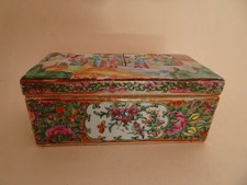 BOITE ANCIENNE EN PORCELAINE DE CHINE.Canton.XIX°.(Pinceaux,vase,plat ).