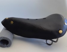 Ancienne selle cuir  à ressorts YOUNG 22x19 cm + chariot de selle- vélo ancien