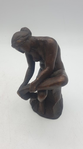 Femme nue essuyant pied - nue,