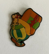83 - Pin's OBELIX portant son menhir YABON BD ASTERIX