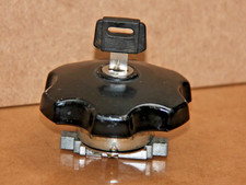BOUCHON DE RESERVOIR AVEC CLE