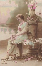 CP FEMME ELEGANTE ASSISE LIVRE