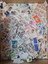 GROS LOT D' ENV 15000 TIMBRES MONDE DANS UN CARTON - GROSSE MAJORITE APRES 1950