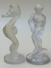 2 Sujets en verre moulé, un Hippocampe et un joueur de hokey sur glace