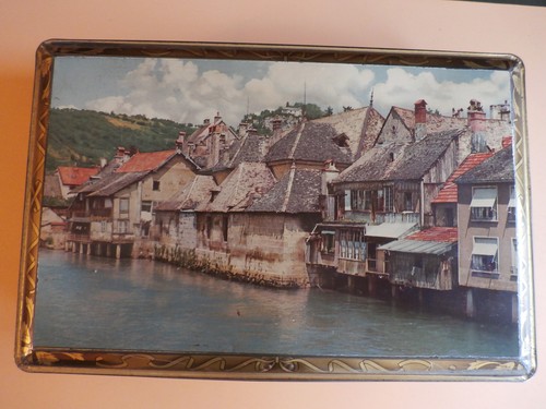 Ancienne boite gâteau avec - ancienne,