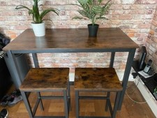 table de bar haute avec deux tabourets style industriel