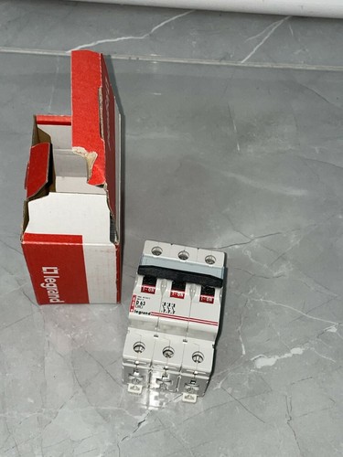 Disjoncteur poles triphasé - disjoncteur, 3