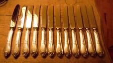 Service de 12 couteaux de table en métal argenté modèle Louis XV