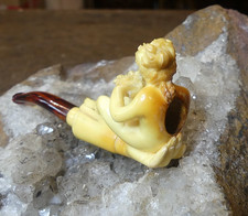 PIPE FUME CIGARETTE EN ÉCUME DE MER SCULPTÉE  " jeune fille NUE dans une main "