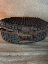 Ancienne valise de pique nique en osier  tissu et cuire 