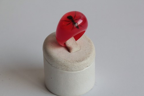 Bague résine rouge inclusion