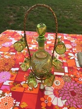 service à liqueur en verre émaillé vert support, carafe et 6 verres motif Fleurs