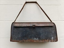 Ancienne caisse à outils plombier en acier cuivre et bois avec sangle en cuir 