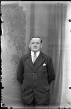 Portrait studio homme debout -