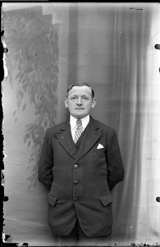 Portrait studio homme debout - ,