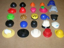 LOT PLAYMOBIL / 25 CHAPEAUX, STETSON, CASQUETTES... / LOT 3 / TRES BON ETAT