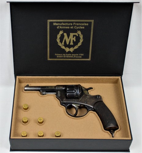 Pistol revolver presentation - revolver,
