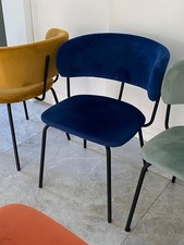 8 chises en velours de couleurs differentes